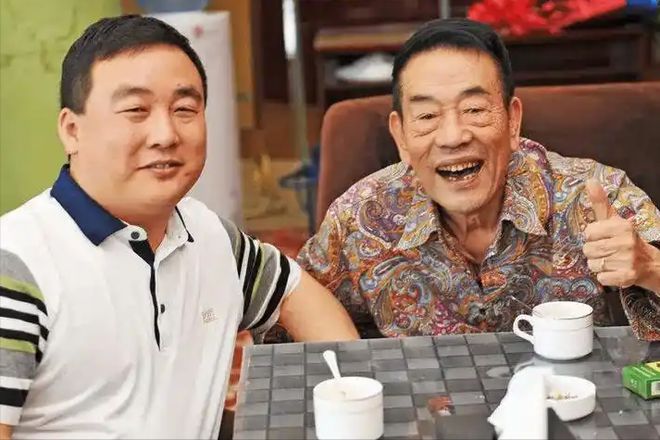抽华子93岁的杨少华终于开始“享福”了AG旗舰厅登录首页大口吃肉大碗喝酒、爱(图6)