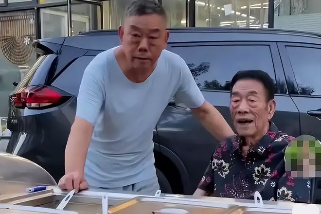 抽华子93岁的杨少华终于开始“享福”了AG旗舰厅登录首页大口吃肉大碗喝酒、爱(图7)