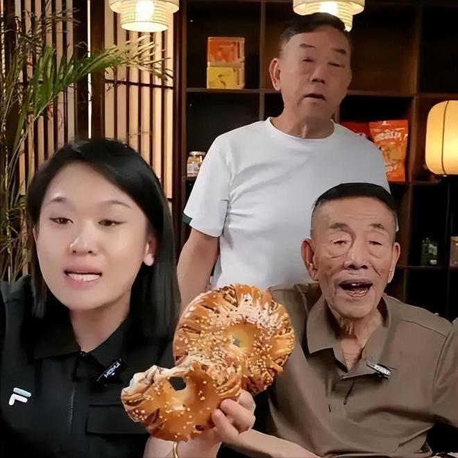 抽华子93岁的杨少华终于开始“享福”了AG旗舰厅登录首页大口吃肉大碗喝酒、爱(图8)