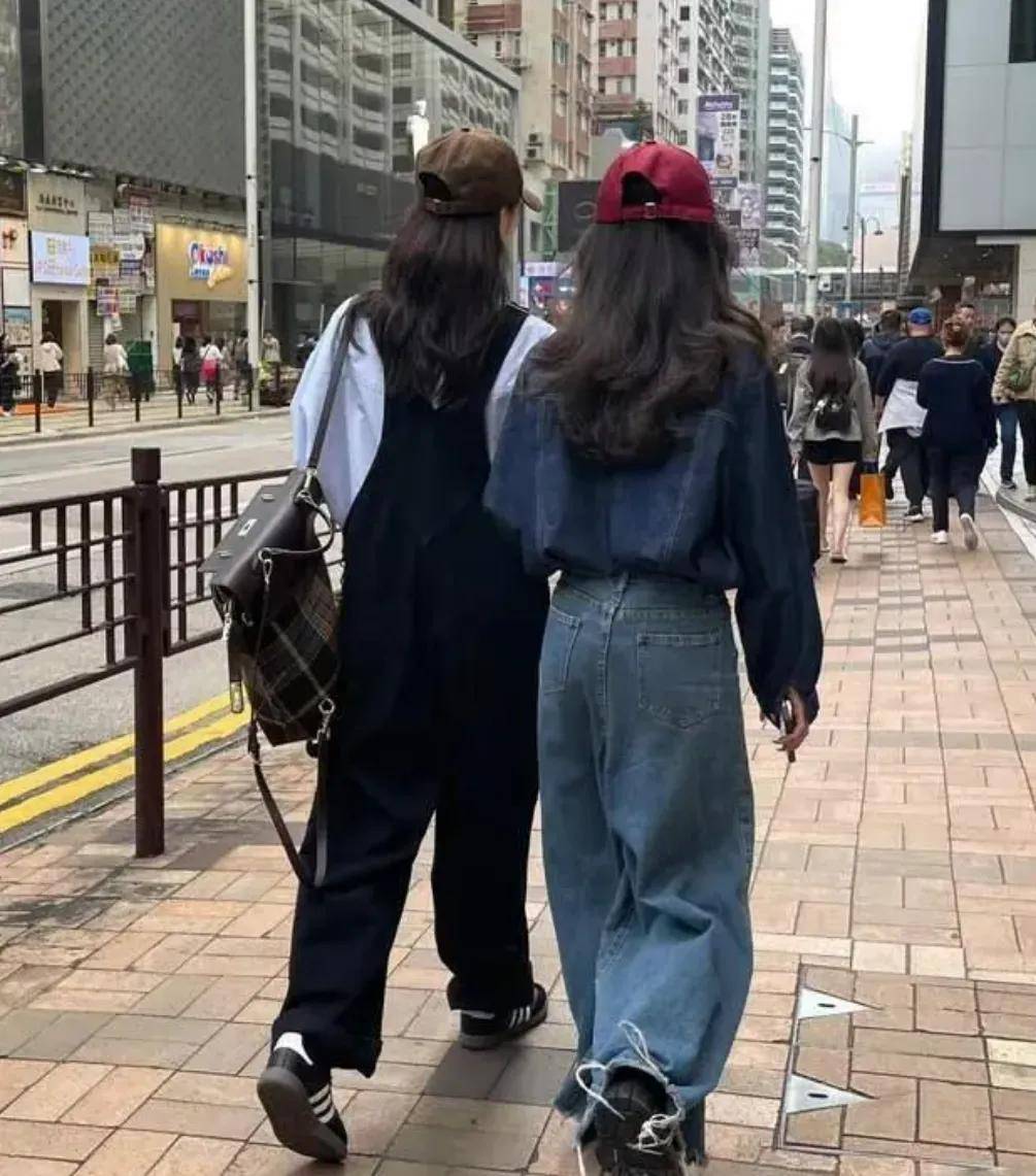 “裙不上膝、鞋不带跟”却个个洋气又时髦AG旗舰厅入口去了香港才发现满街都是(图4)