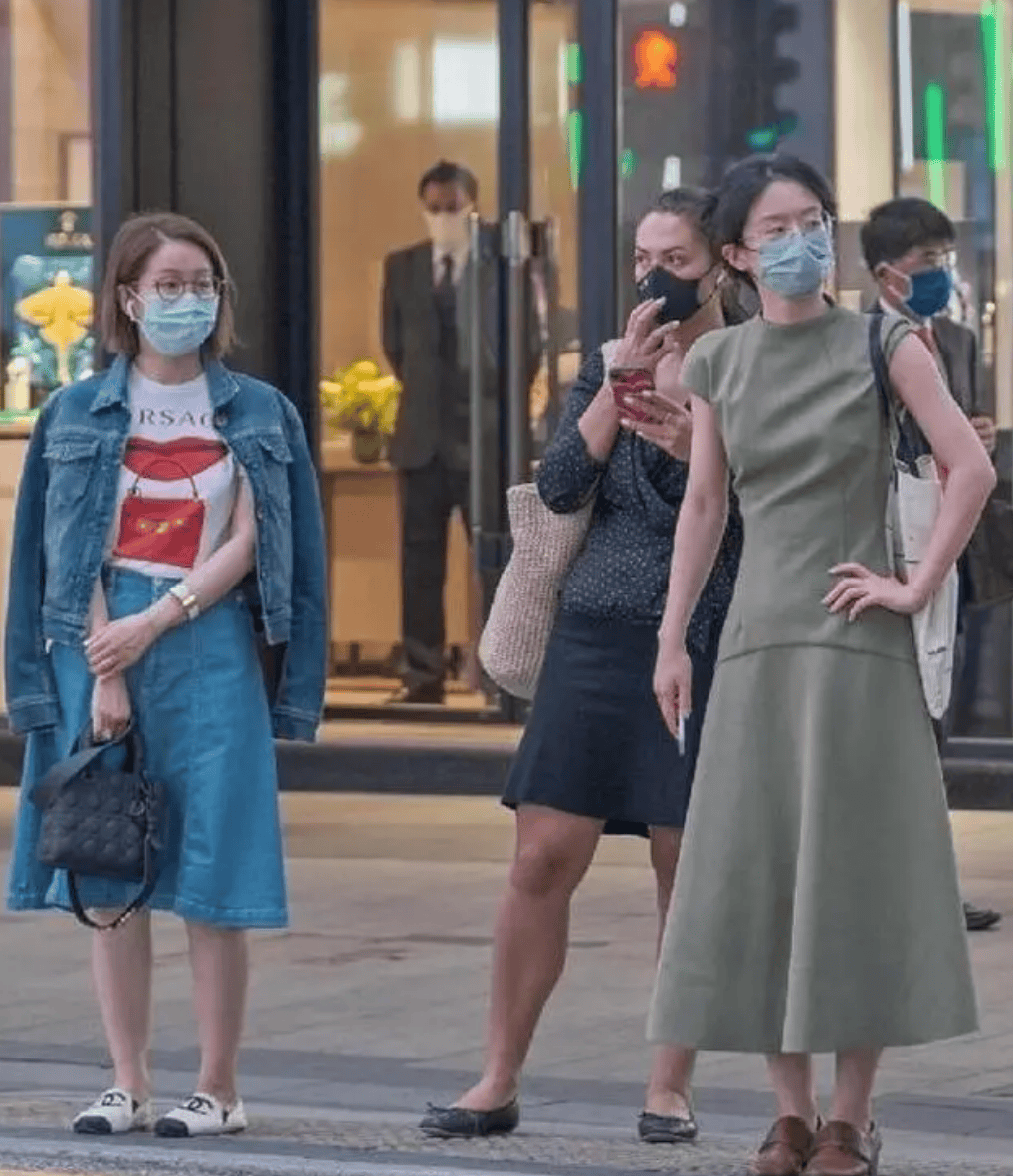 “裙不上膝、鞋不带跟”却个个洋气又时髦AG旗舰厅入口去了香港才发现满街都是(图10)