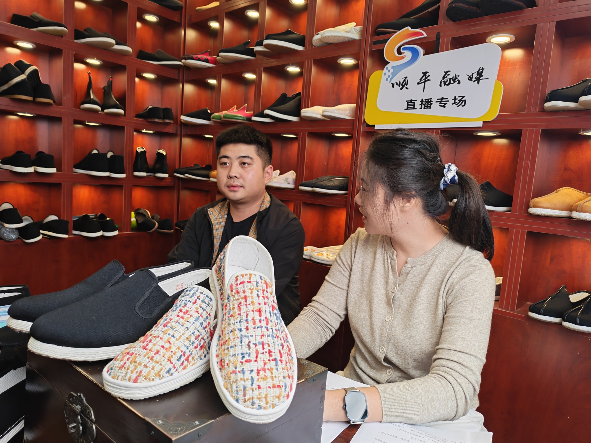 体+”赋能非遗 手工制鞋技艺云端“出圈”AG旗舰厅·(中国)国际厅河北顺平：“媒(图1)