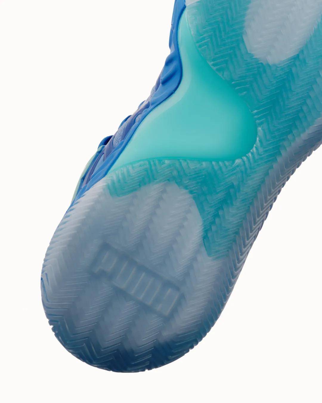 签名鞋藏着百折不挠的「新鲜」力量AG旗舰厅入口哈利伯顿的蓝色首发(图1)