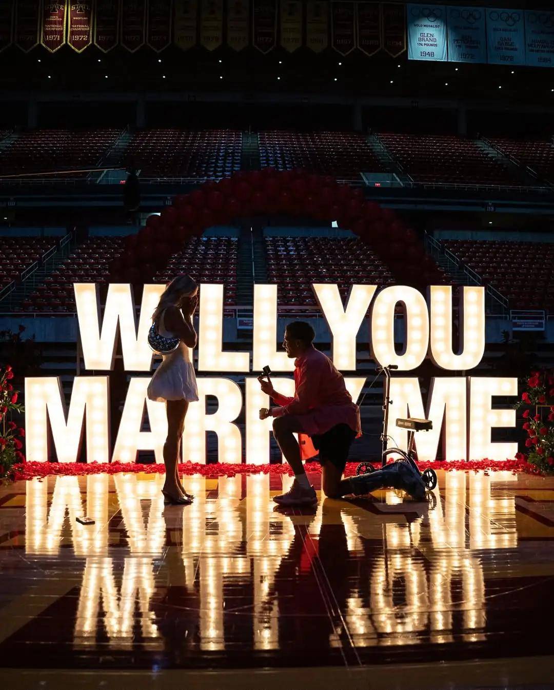 签名鞋藏着百折不挠的「新鲜」力量AG旗舰厅入口哈利伯顿的蓝色首发(图2)