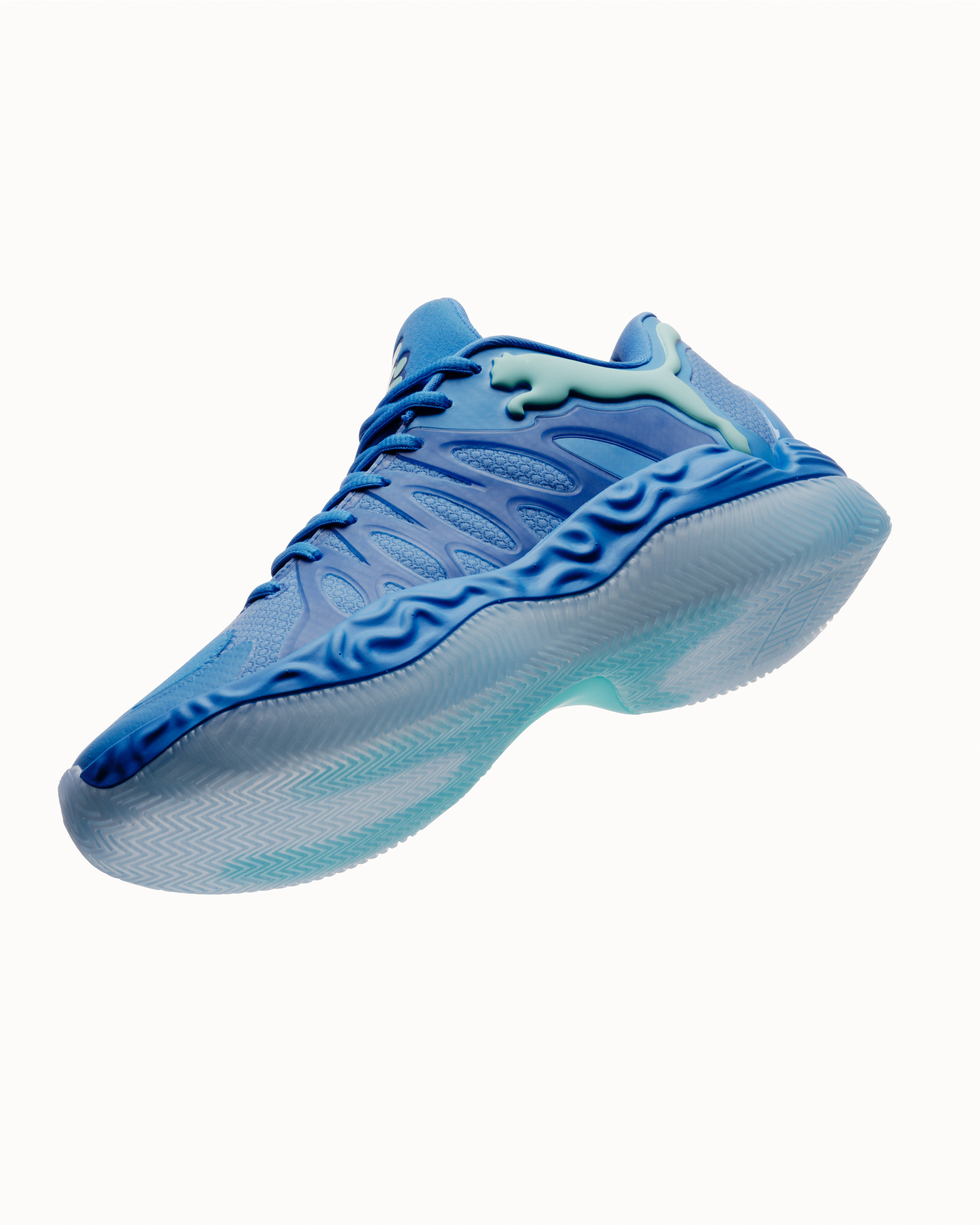 签名鞋藏着百折不挠的「新鲜」力量AG旗舰厅入口哈利伯顿的蓝色首发(图3)