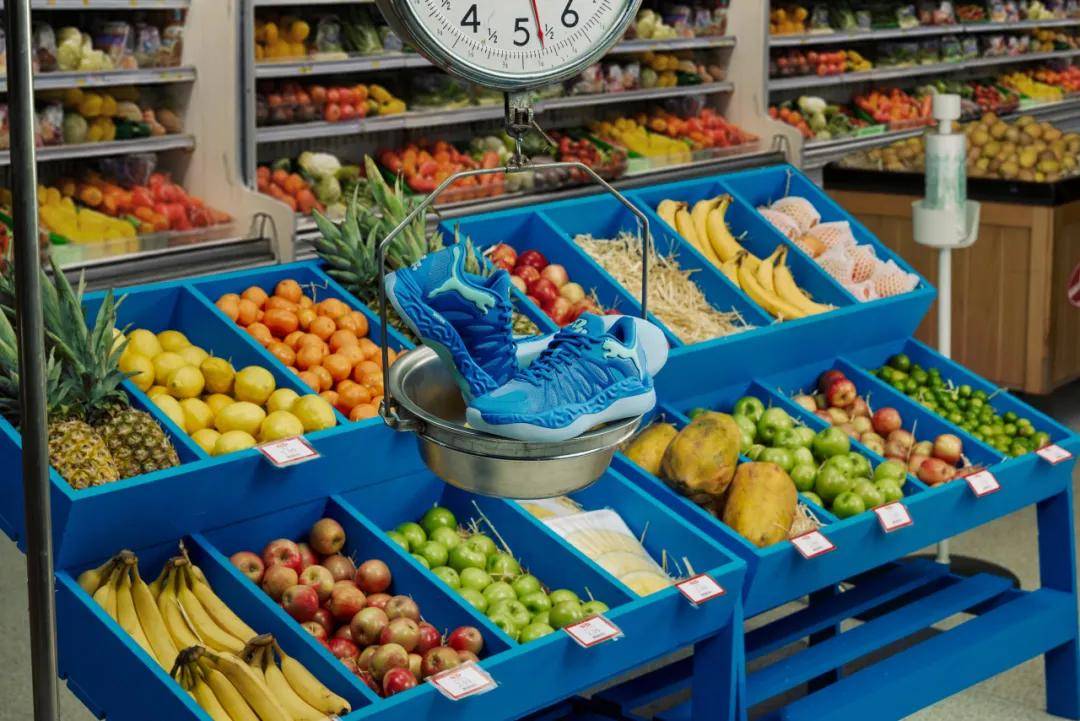 签名鞋藏着百折不挠的「新鲜」力量AG旗舰厅入口哈利伯顿的蓝色首发(图4)